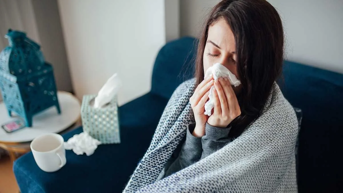 Ιώσεις: Πώς να παραμείνετε υγιείς κατά την περίοδο του κρυολογήματος, της γρίπης και του COVID-19
