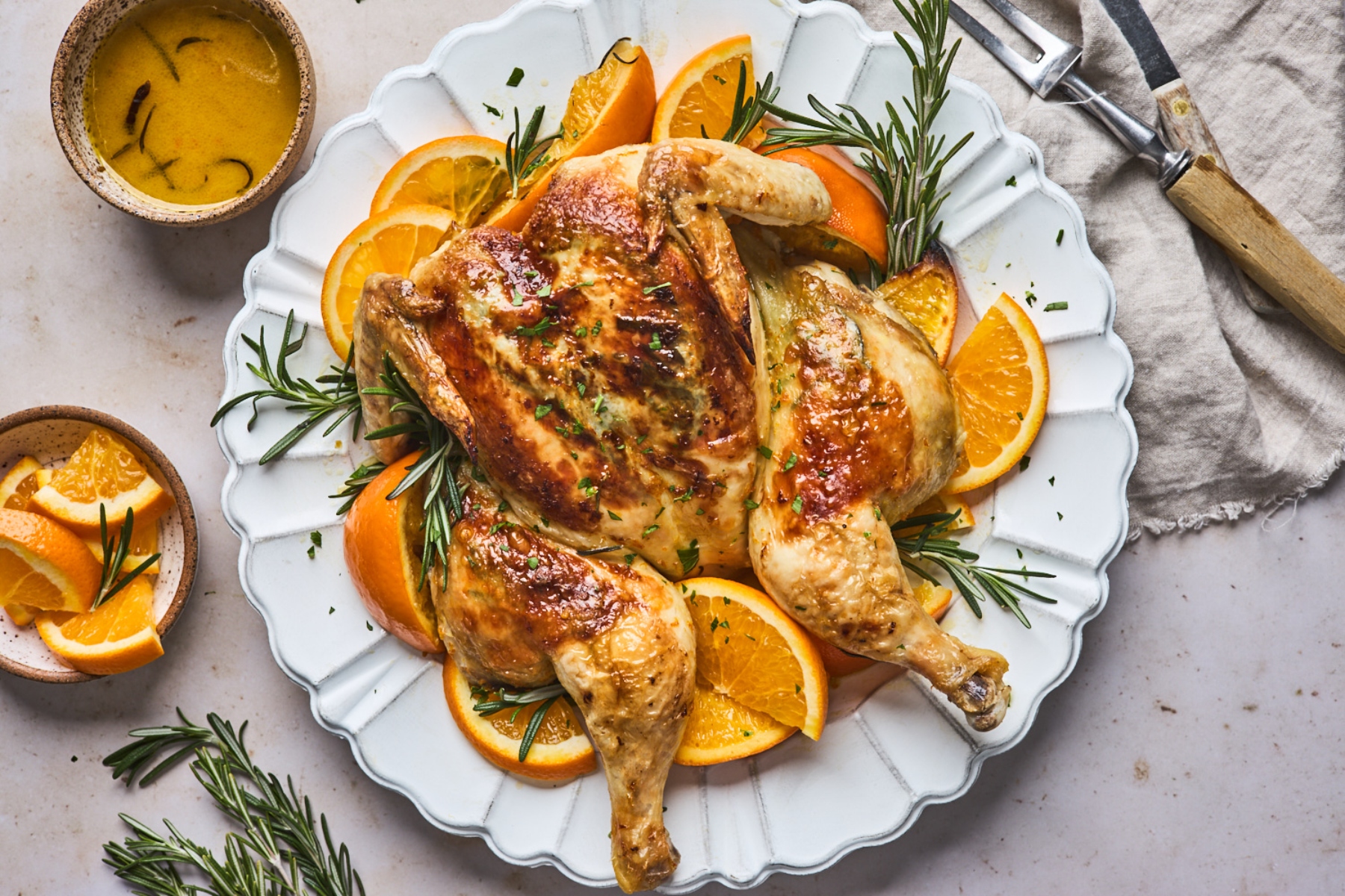 Κοτόπουλο πορτοκάλι: Συνταγή κοτόπουλου με ψητό πορτοκάλι και δενδρολίβανο