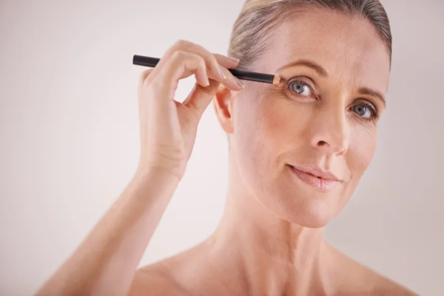 Μάτια: Πώς μπορείτε να προσθέσετε το μολύβι ματιών στο μακιγιάζ σας;