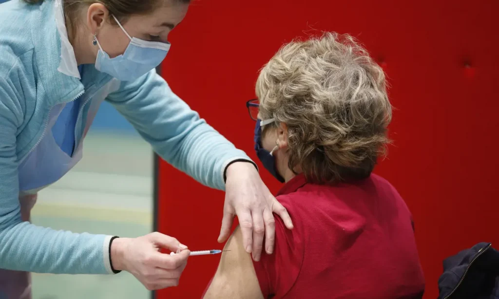 Μελέτη στο Ηνωμένο Βασίλειο αποκαλύπτει τη ζημιά από άτομα που δεν κάνουν εμβόλιο COVID