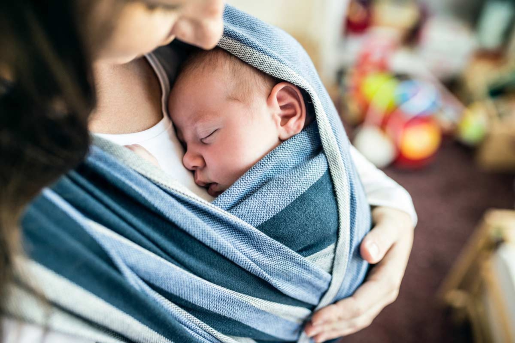 Γιατί κρατάμε τα μωρά με ένα συγκεκριμένο χέρι;