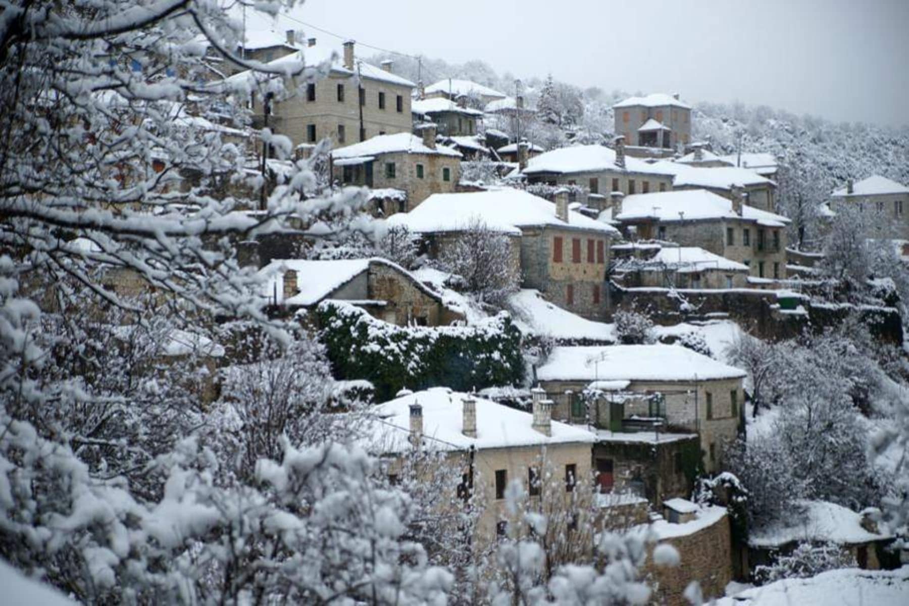 Καιρός 30/01: Η επέλαση της κακοκαιρίας Avgi με χιόνια και κρύο