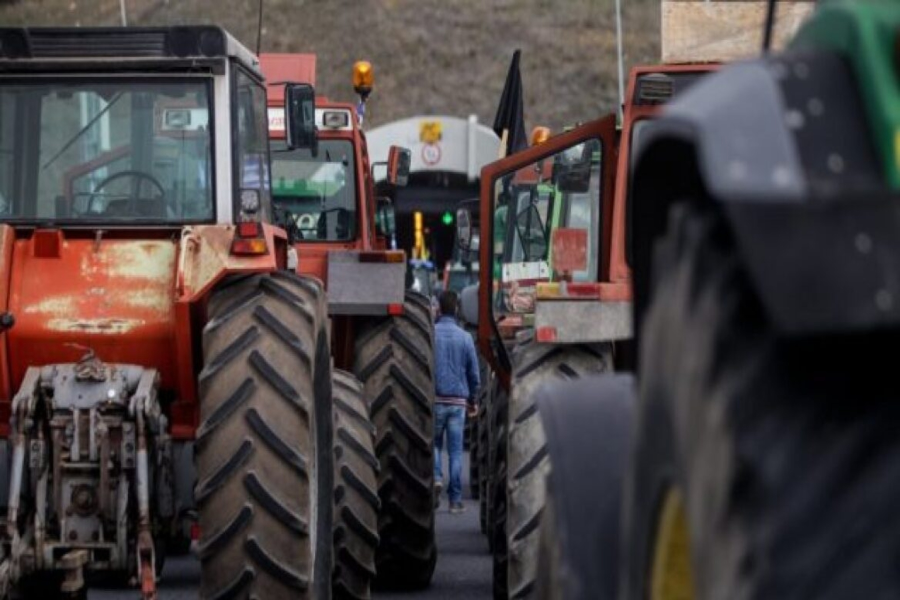 Αγρότες κινητοποιήσεις: Συνεχίζονται οι κινητοποιήσεις των αγροτών και αύριο