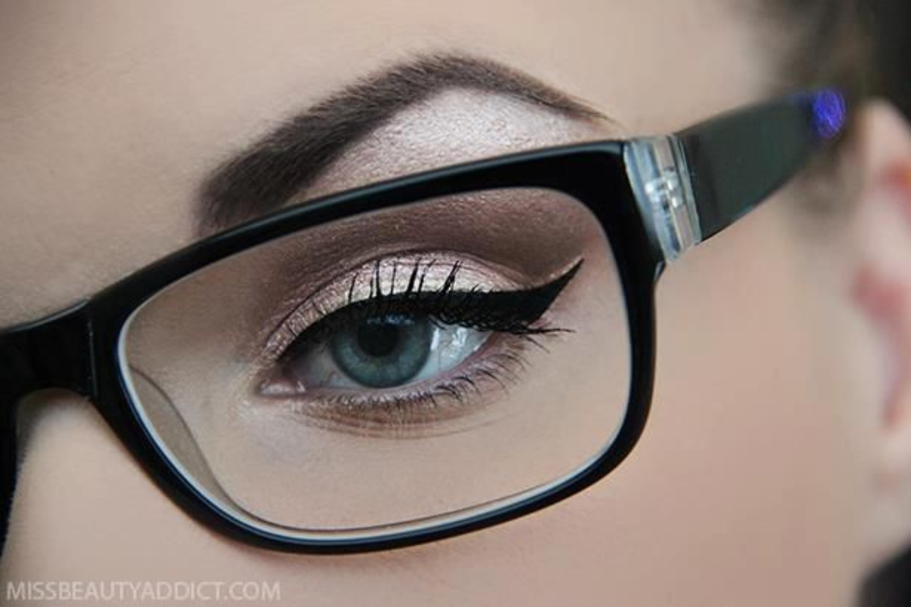 5 beauty tips για μακιγιάζ όταν φοράτε γυαλιά