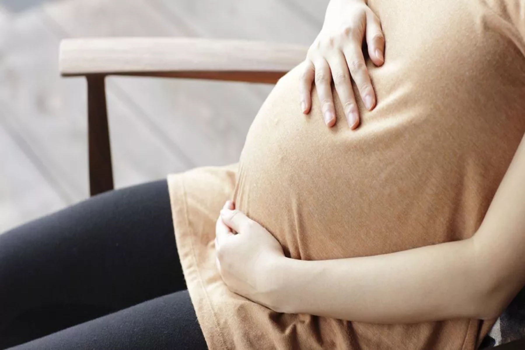 Στάσεις σώματος: Ποιες είναι οι καθιστικές στάσεις που μπορούν να σας βλάψουν αν είστε έγκυος;