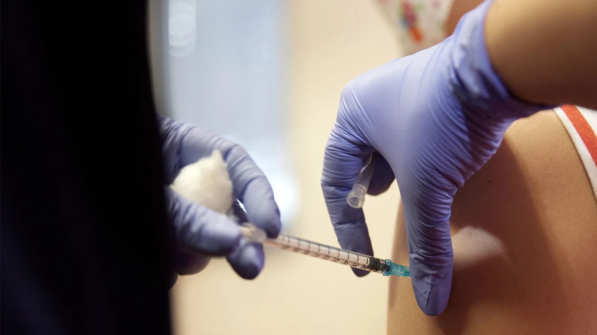 Κορωνοϊός Εμβόλιο: Επιστήμονες ερευνούν αν μια απλή αλλαγή μπορεί να ενισχύσει την ανοσοποίηση