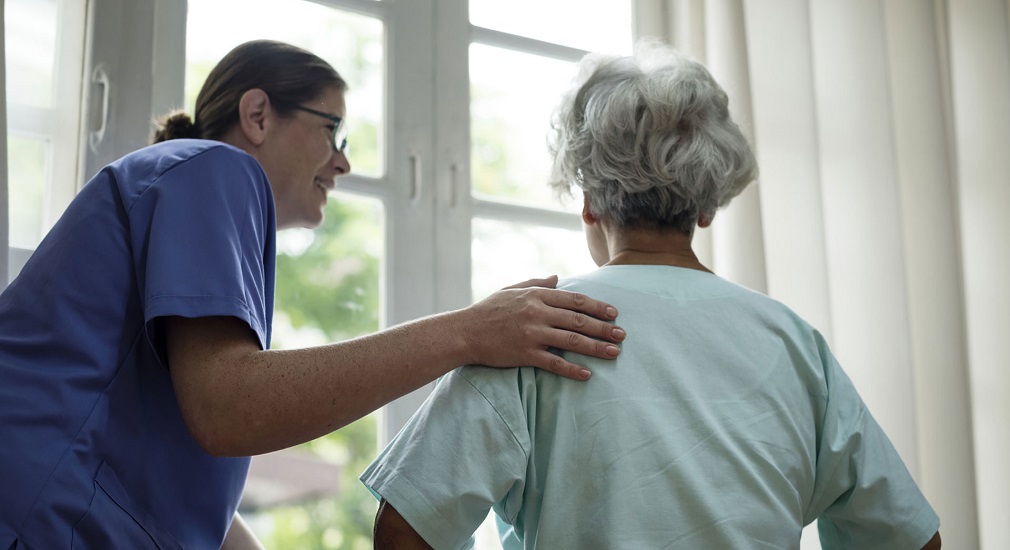 Ηλικιωμένοι: Όταν οι εργαζόμενοι στη φροντίδα στο σπίτι αναγκάζονται να εγκαταλείψουν τη δουλειά τους