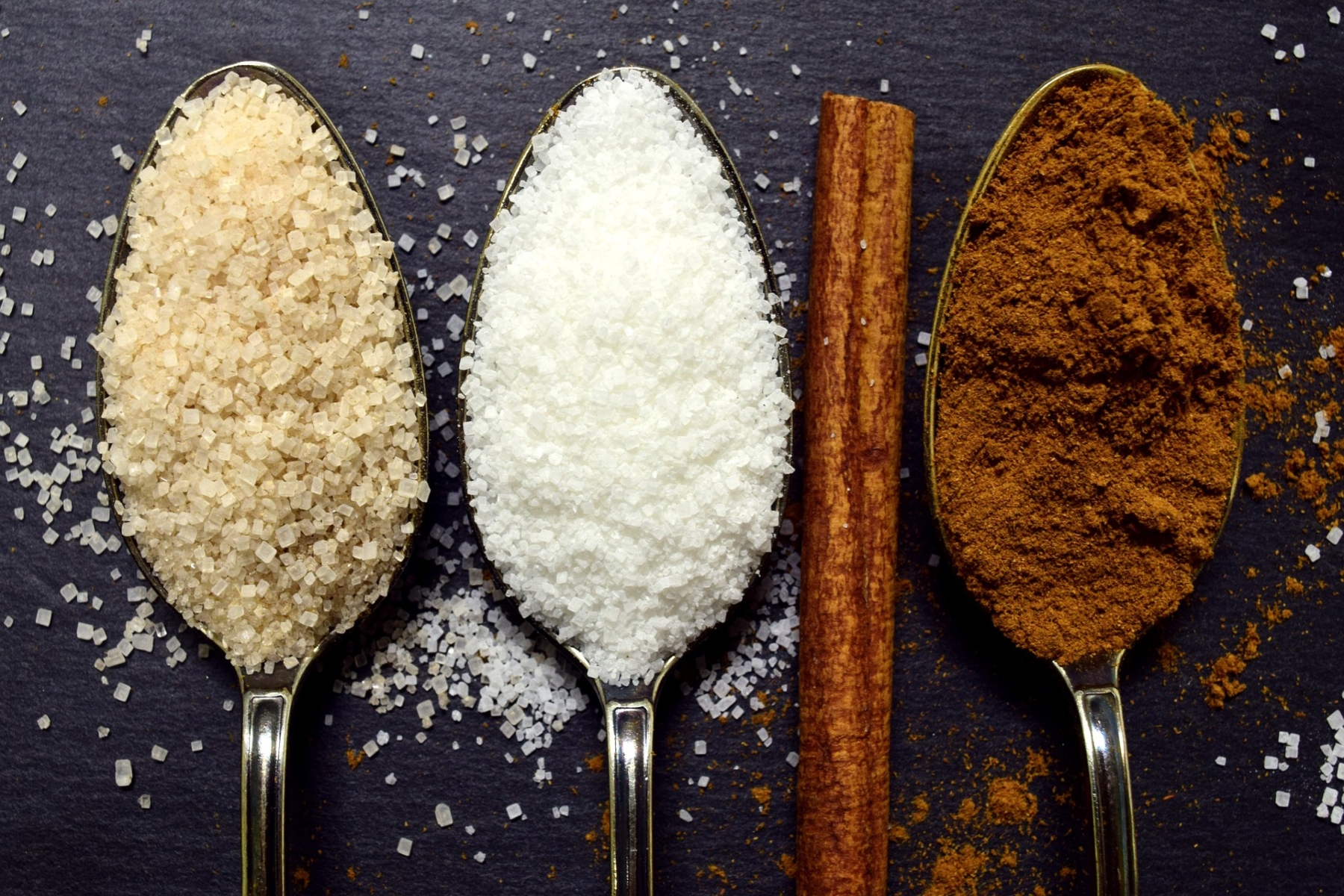 Ζάχαρη: Είναι καλύτερη η καστανή ζάχαρη από τη λευκή;
