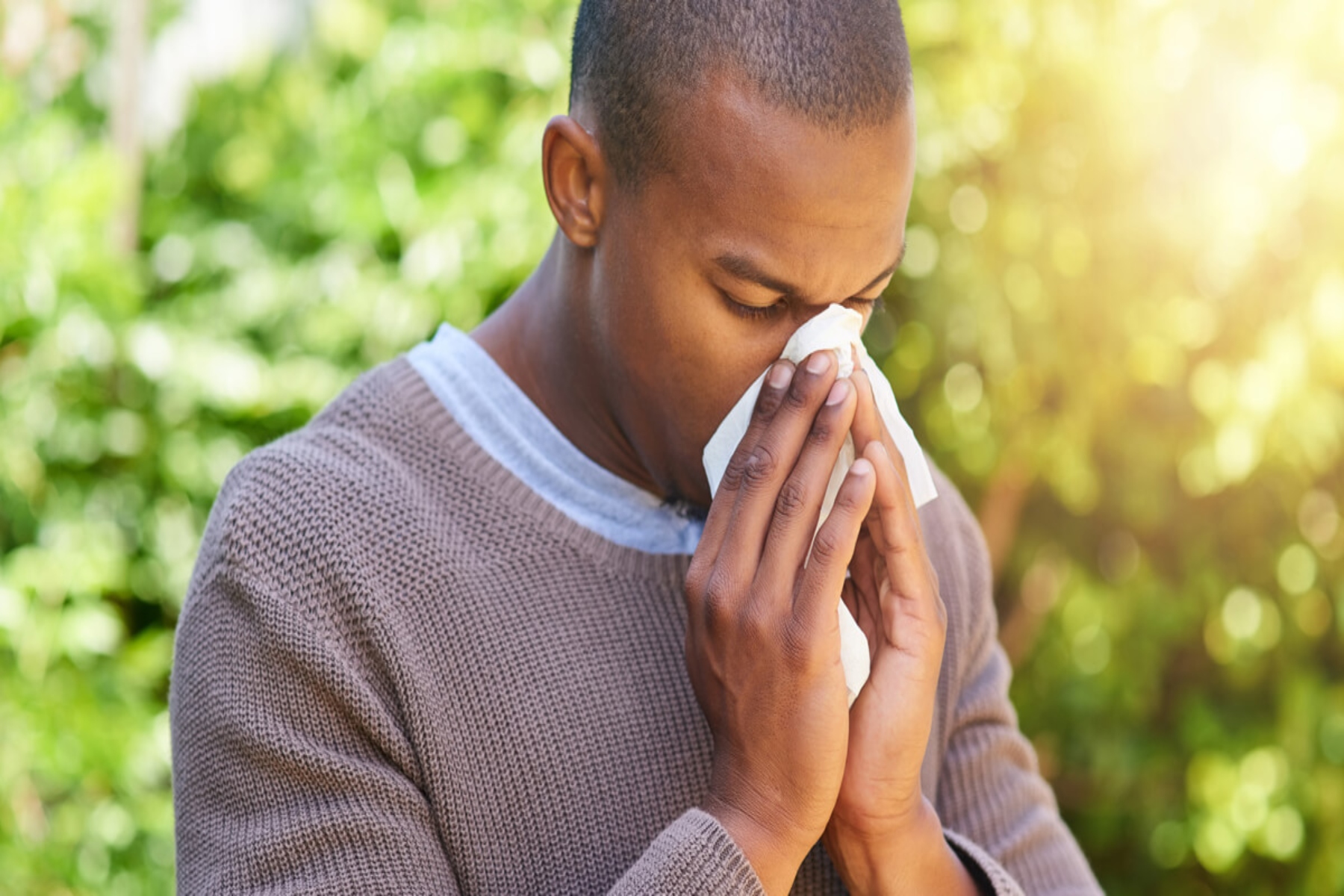 Κρύωμα vs αλλεργία: Πώς μπορούμε να καταλάβουμε αν έχουμε κρυώσει ή αν είμαστε αλλεργικοί;