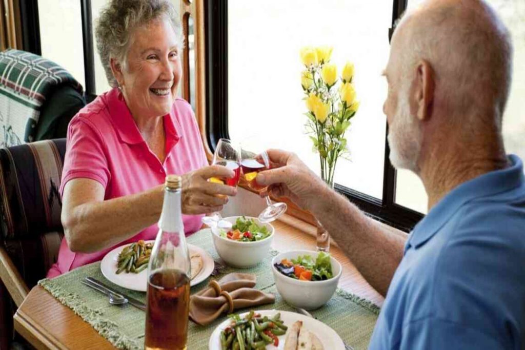 Ποια είναι τα φαγητά που οι άνθρωποι μεγαλύτερης ηλικίας πρέπει να τρώνε;