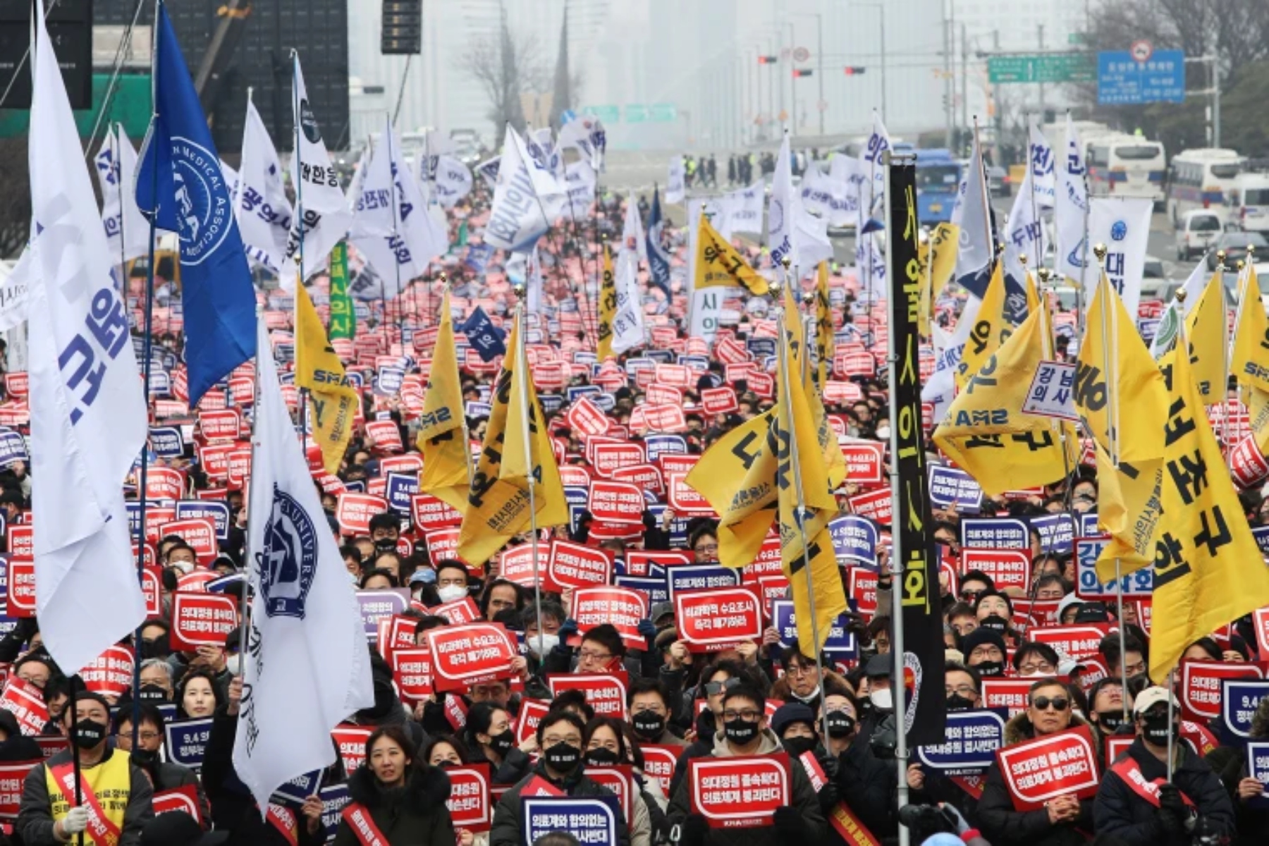 Νότια Κορέα: Οι ανώτεροι γιατροί παραιτούνται για να υποστηρίξουν τους νέους