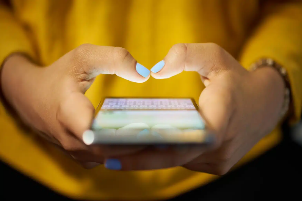 Social media: Η καθημερινή χρήση πάνω από 3 ώρες κάνει πιο εσωστρεφείς και αντικοινωνικούς τους εφήβους 
