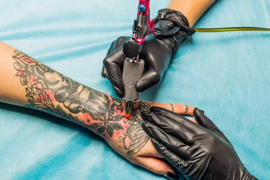  Έρευνα αποκαλύπτει την ναυτία και τις κράμπες ως παρενεργειών όσων κάνουν τατουάζ