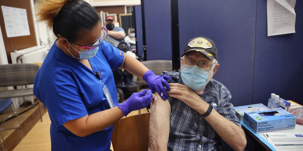 Sars-Cov-2: Το CDC λέει ότι άτομα ηλικίας 65 ετών και άνω θα πρέπει να κάνουν εμβόλιο αυτή την άνοιξη