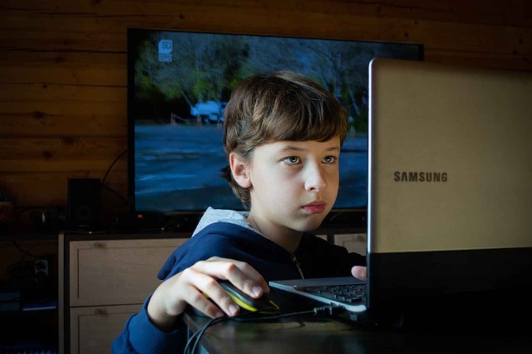 Πώς να κρατάτε τα παιδιά σας ασφαλή ενώ παίζουν online