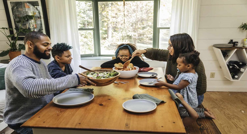 Διατροφή: 3 στους 5 γονείς παίζουν τον μάγειρα για τα μικρά παιδιά που είναι δύσκολα στο φαγητό