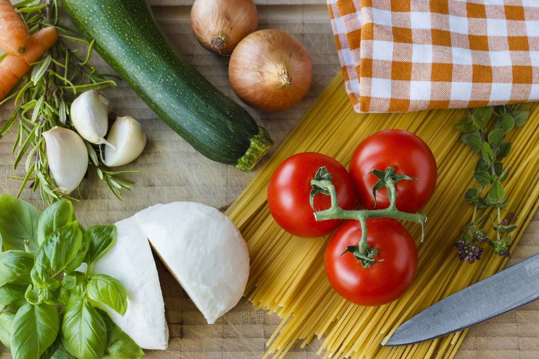 Σαλάτα ζυμαρικών Caprese – Δροσιστικό πιάτο γεμάτο γεύση