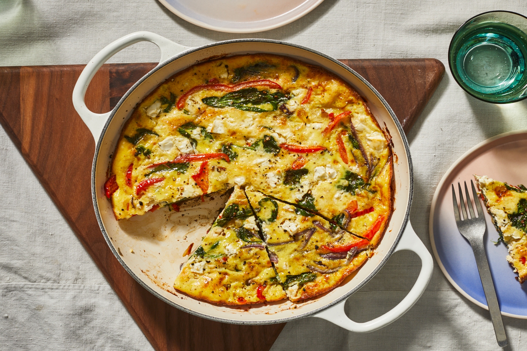 Φαγητό παρασκευή: Τι μπορείτε να φτιάξετε αν έχετε μόνο αυγά, αλεύρι, τομάτες, μπαχαρικά και πιπεριές;