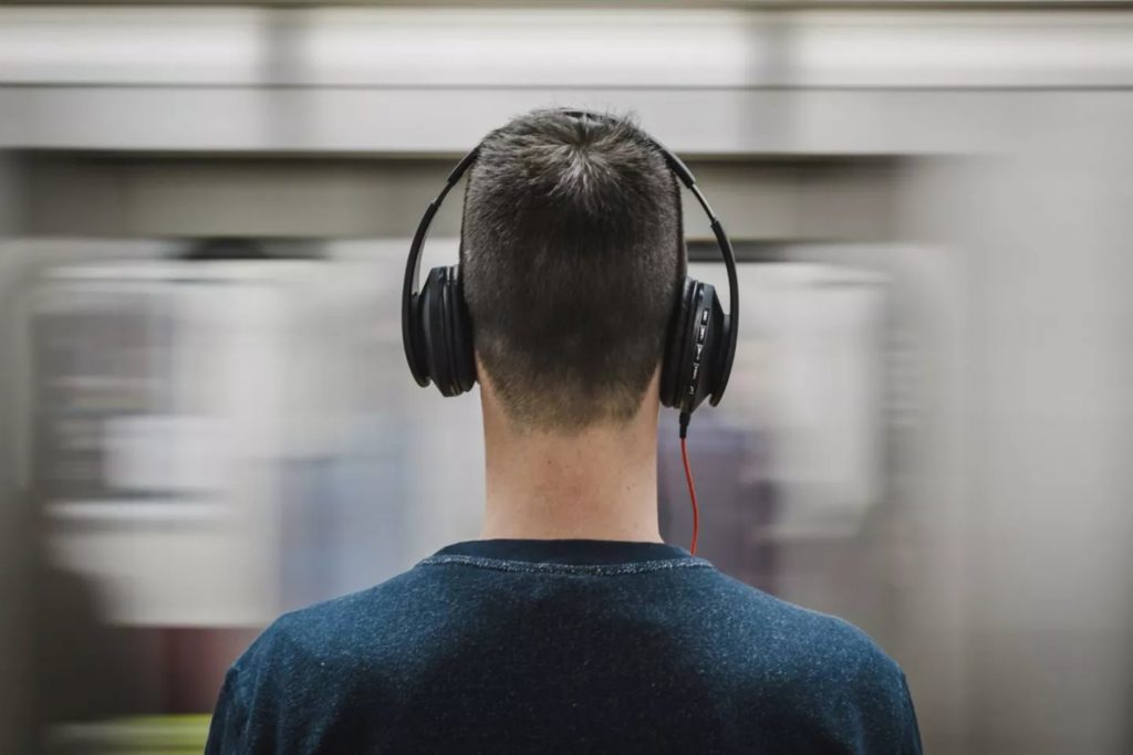  Νέα ακουστικά ΑΙ επιτρέπουν στους χρήστες να ακούν ένα άτομο στο πλήθος 