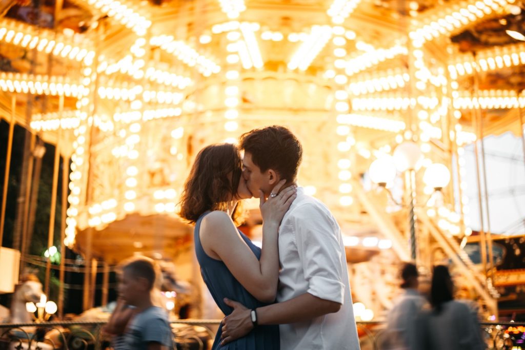 Ποιος είναι ο τέλειος τρόπος και ποιο το τέλειο μέρος για να δώσετε το πρώτο σας φιλί;