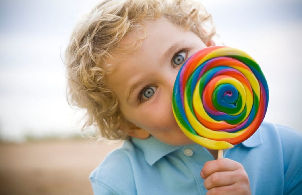 Η ζάχαρη δεν κάνει τα παιδιά υπερκινητικά, προτείνει νευροεπιστήμονας