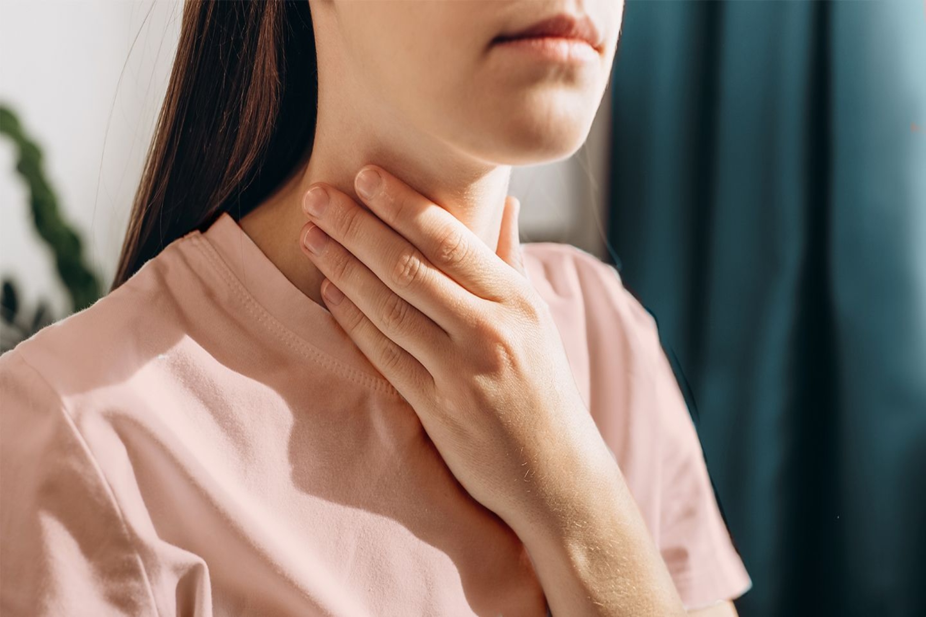 Λαιμός πόνος: Γιατί πονάει ο λαιμός και πώς μπορούμε να το αντιμετωπίσουμε;