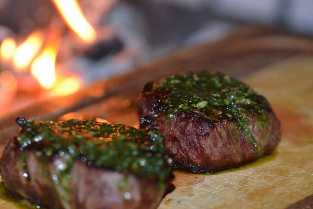 Kabobs: Μοσχαρίσιο κρέας σε κύβους μαριναρισμένο σε μείγμα ελαιόλαδου, σκόρδου και μυρωδικών