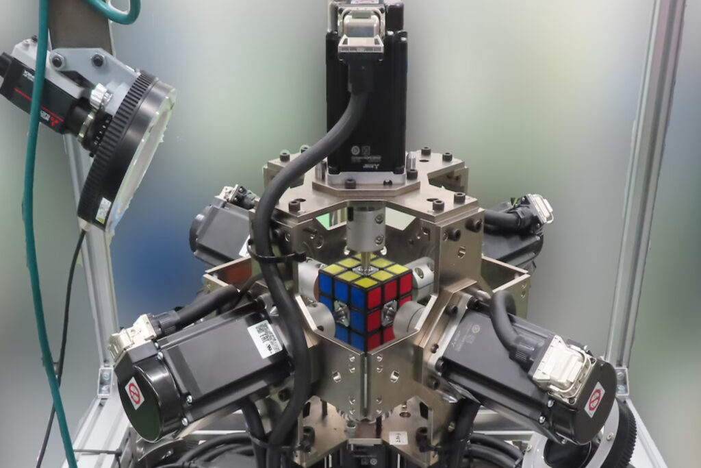 Νέο ρεκόρ για το TOKUFASTbot της Mitsubishi στην επίλυση του κύβου του Ρούμπικ σε λιγότερο από μισό δευτερόλεπτο