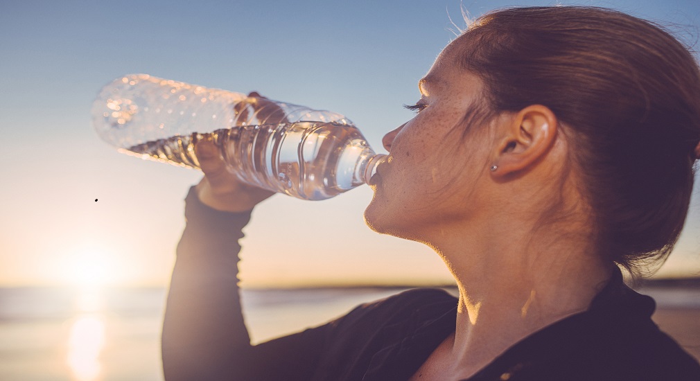 Το να πίνετε πολύ νερό μπορεί να φαίνεται σαν μια υγιεινή συνήθεια - Δείτε πότε και γιατί μπορεί να αποδειχθεί τοξικό