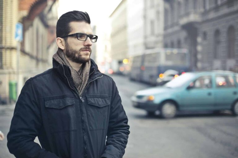 Ο άντρας που δεν στηρίζει: 10 σημάδια ανασφάλειας και τοξικής συμπεριφοράς
