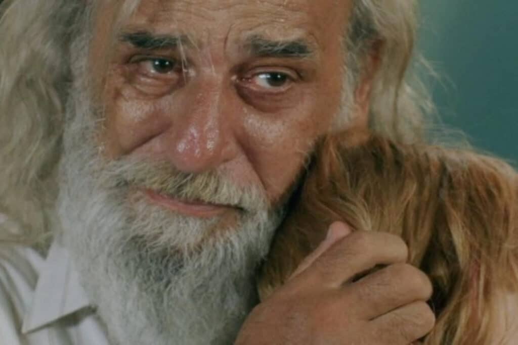 Ο Παύλος και η Έιμι συζητούν για το κοινό τους μέλλον σήμερα στην Παραλία