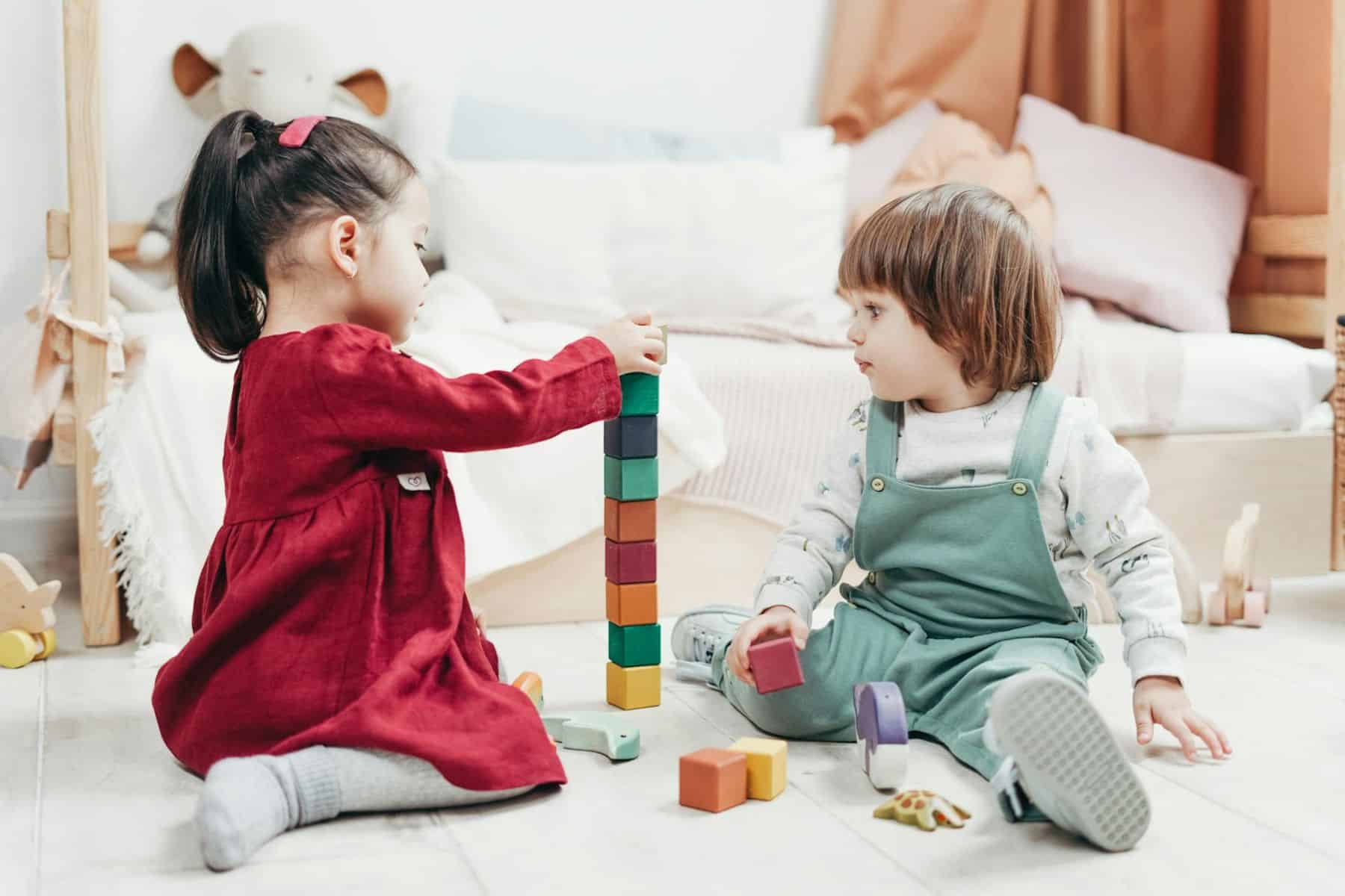 Παιδιά και μίμηση: Τι πρέπει να γνωρίζετε