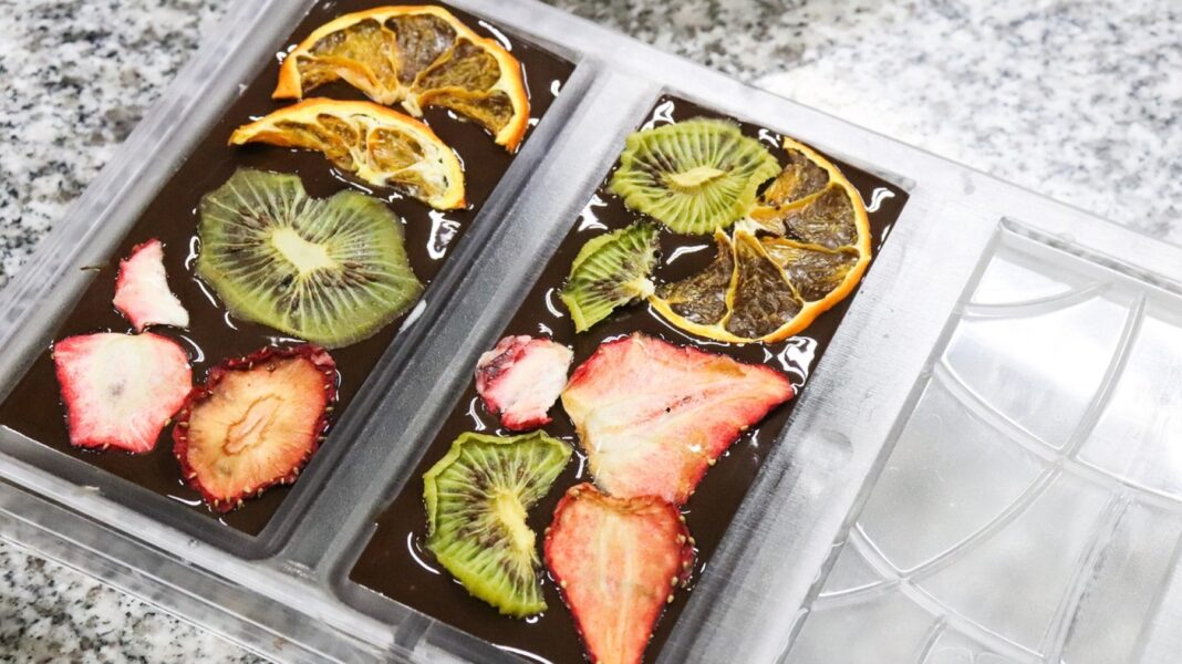 Μπάρες Μαύρης Σοκολάτας με Φρούτα: Υγιεινά Επιδόρπια στο Σπίτι