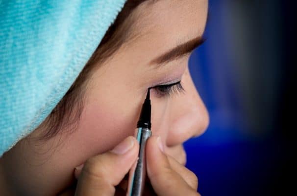 how to draw winged eyeliner tip 3 e1667138887726
