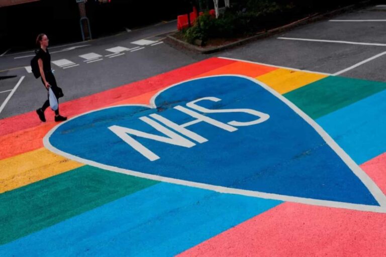 NHS: Κυβερνητική πρωτοβουλία για την εξάλειψη του αντισημιτισμού και του ρατσισμού