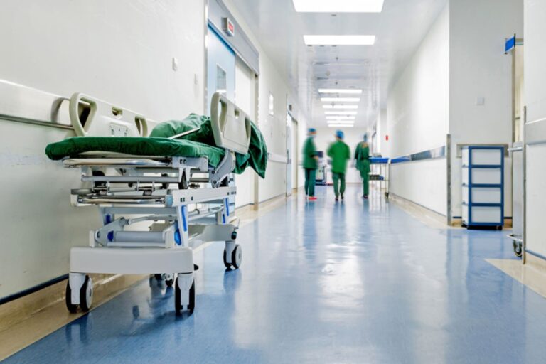Συναγερμός στην υγεία: Κρίση πίσω από τις λευκές μπλούζες
