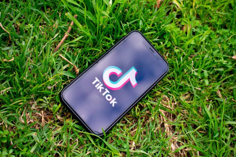 Τι λέει για τον ψυχισμό σου όταν «κολλάς» στο TikTok
