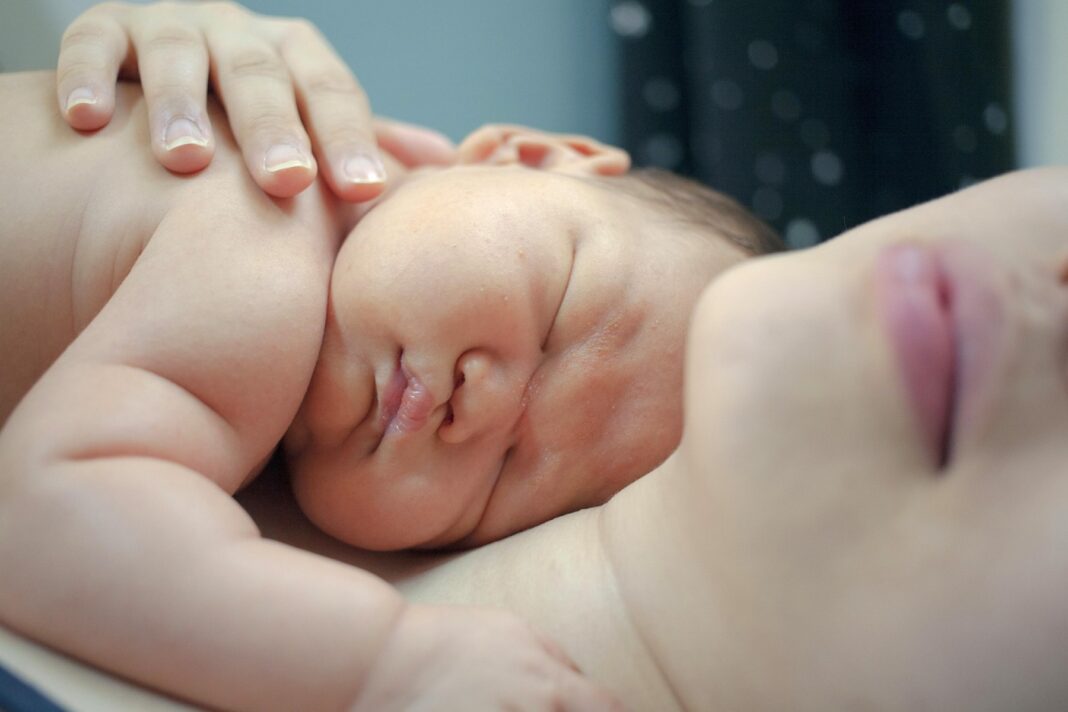 Skin-to-Skin Contact: Πώς Ενισχύει την Εγκεφαλική Ανάπτυξη των Πρόωρων Βρεφών