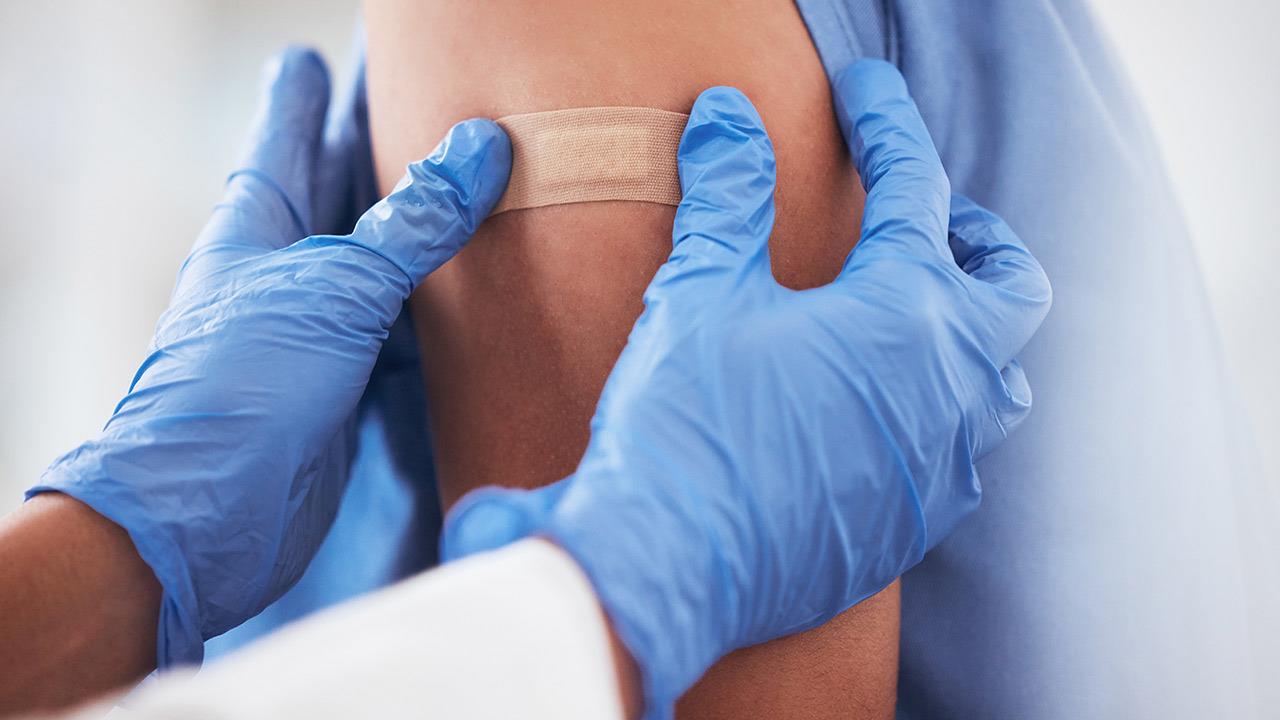 CDC: Η απόφαση για τον εμβολιασμό κατά της Covid-19 περνά πλέον στους πολίτες και τους γιατρούς