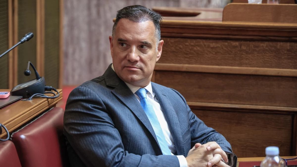 Aδωνις Γεωργιάδης: Μαλλιά, μπότοξ και κρέμες – ο υπουργός που… τσαλακώνει την εικόνα του