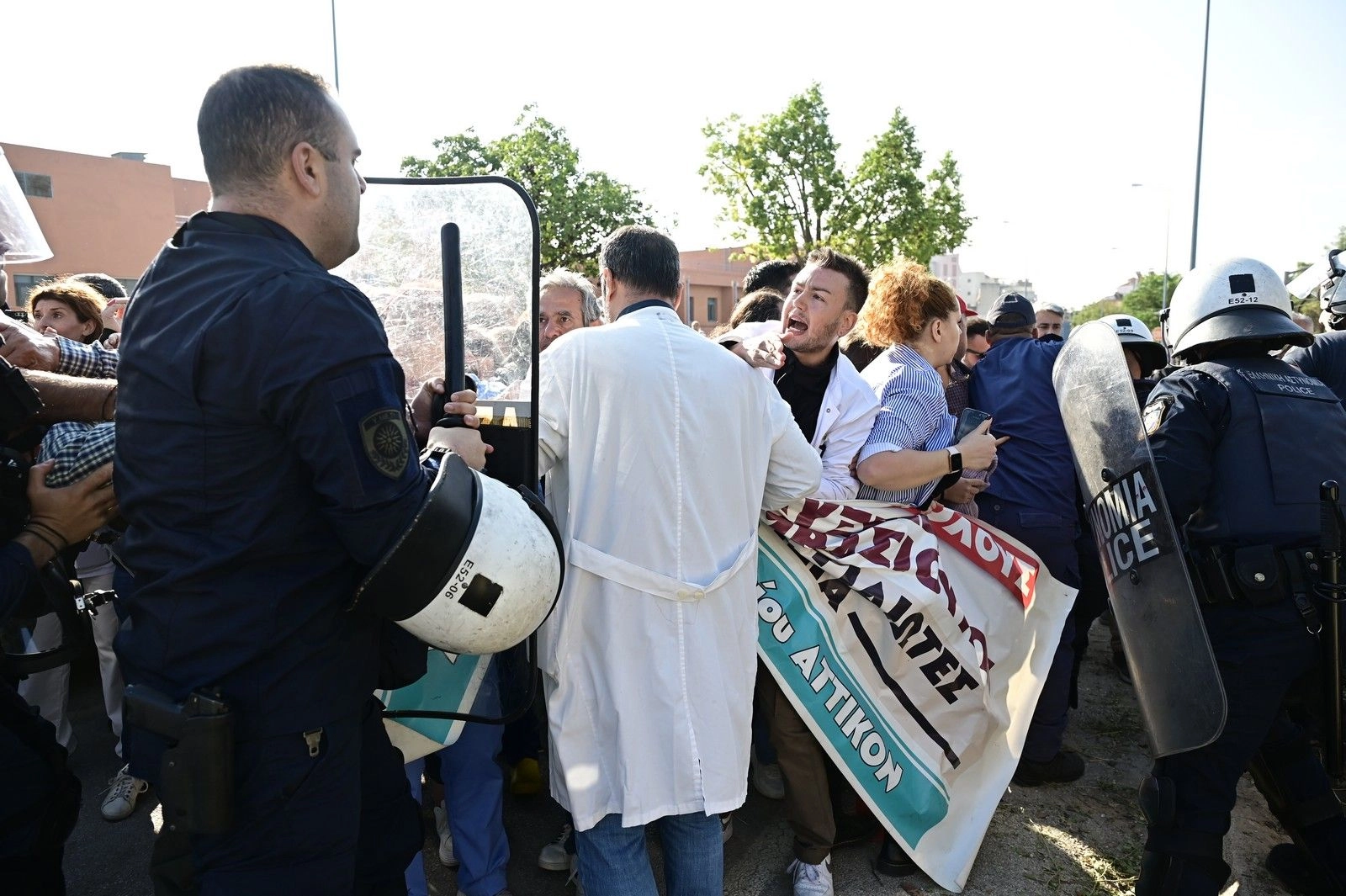 Ένταση και χημικά στο «Αττικόν» κατά την επίσκεψη Μητσοτάκη και Γεωργιάδη