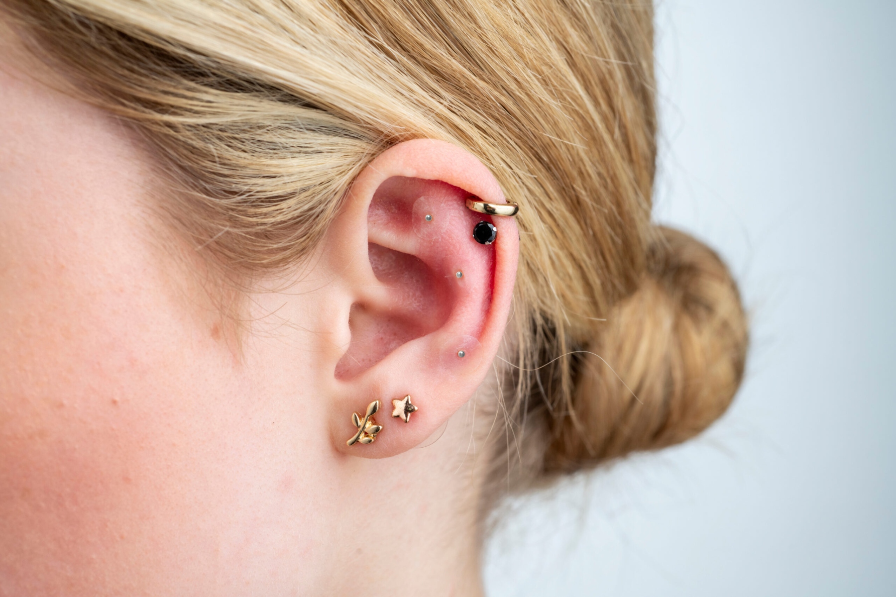 Ear seeding: Η νέα τάση του TikTok για άγχος και κούραση