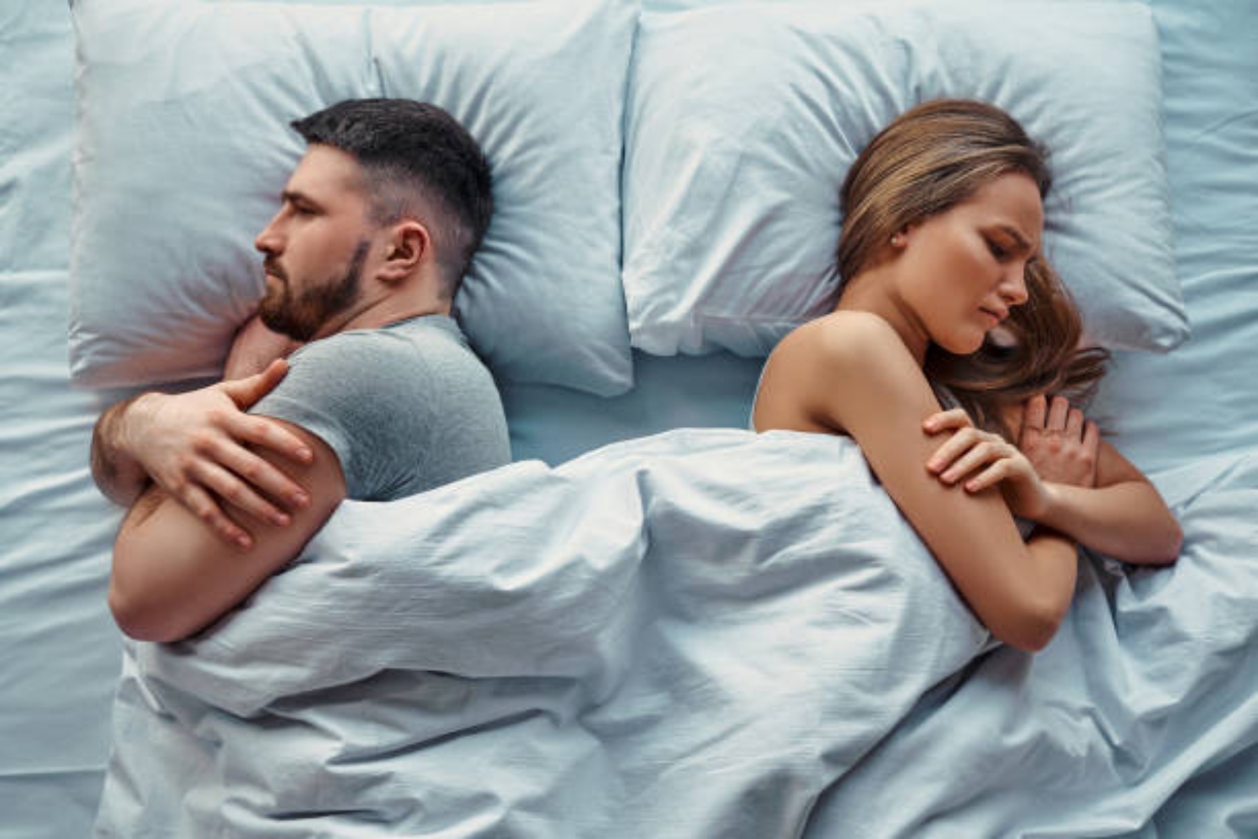 Γιατί τα ζευγάρια κοιμούνται χωριστά μετά τα 50;
