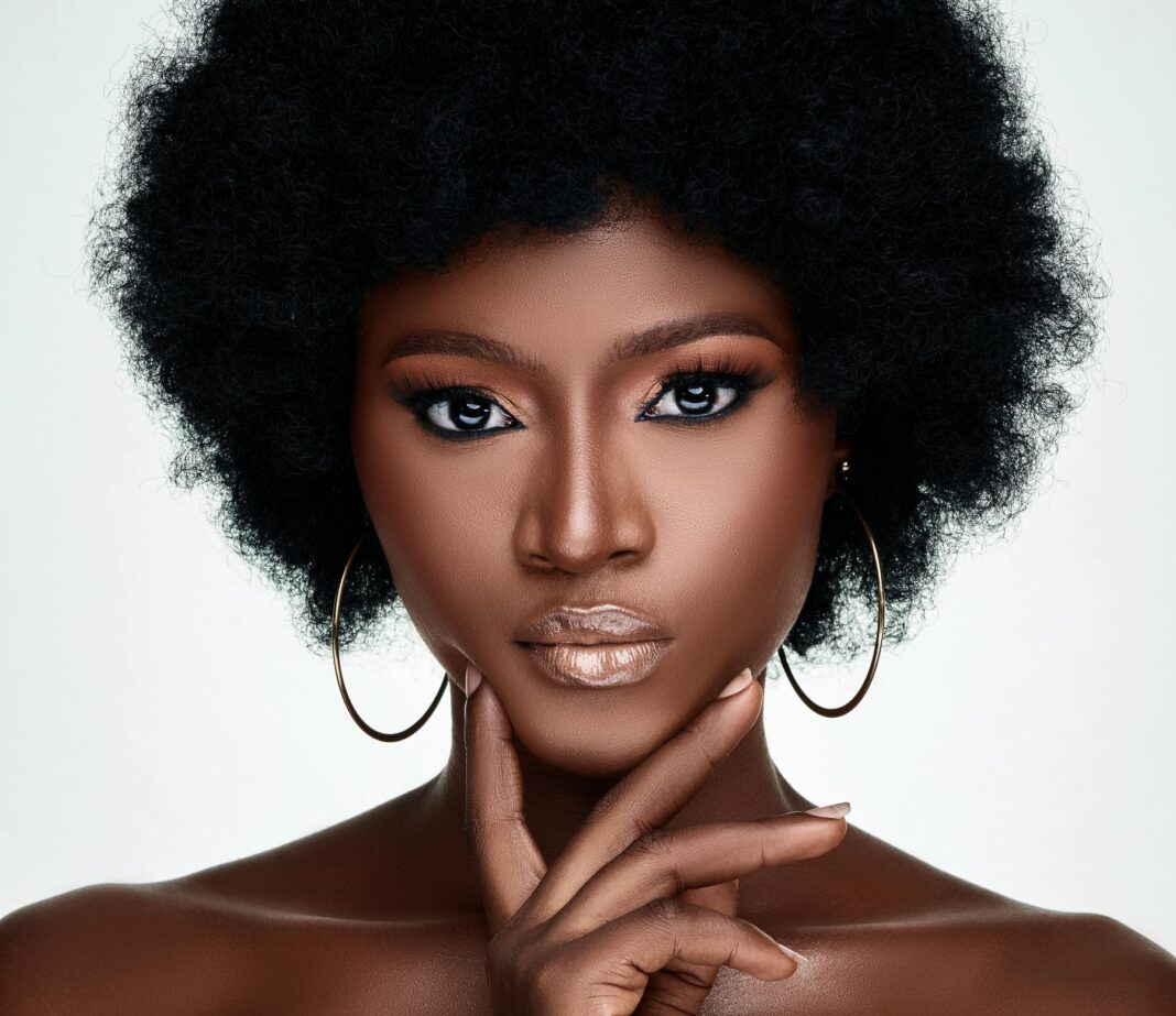 Frosty Lips: Η Νέα Τάση που Υπόσχεται Παγωμένη Λάμψη στα Χείλη