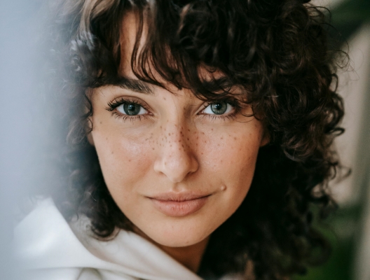 Τι είναι τα Faux Freckles και γιατί έγιναν τόσο δημοφιλή;