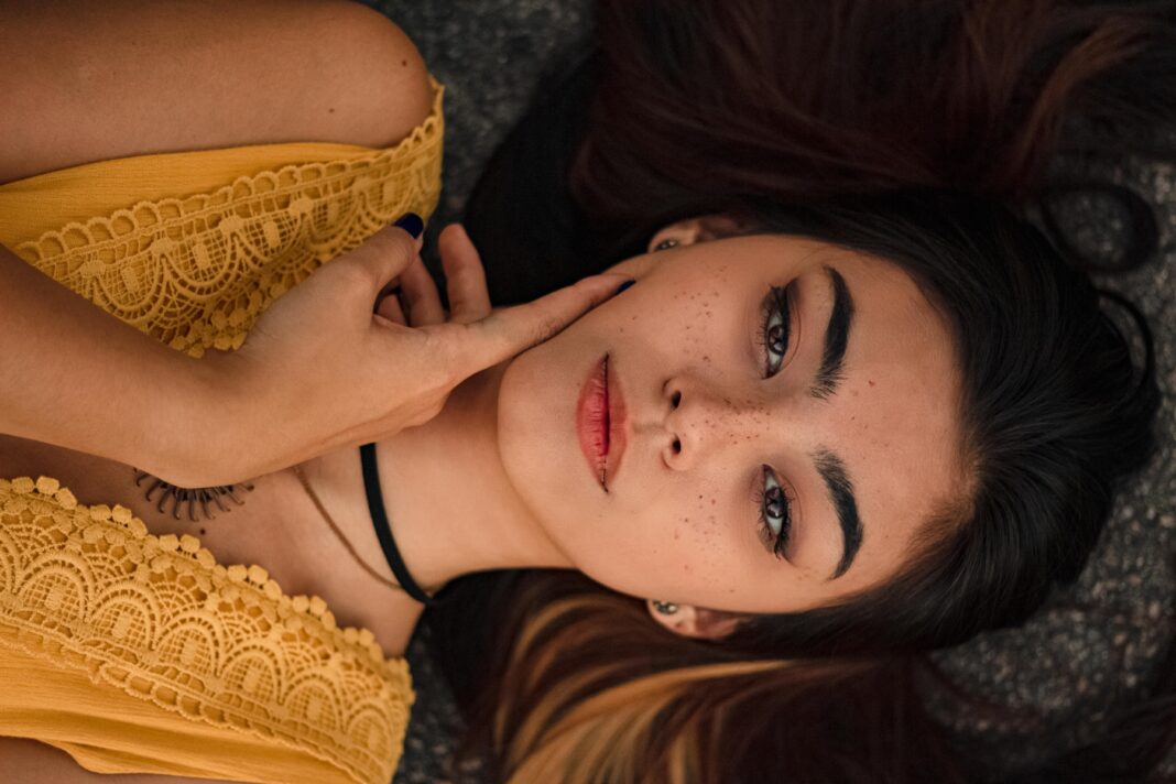 Faux Freckles: Η Τάση που Χαρίζει Νεανικότητα & Φυσική Λάμψη