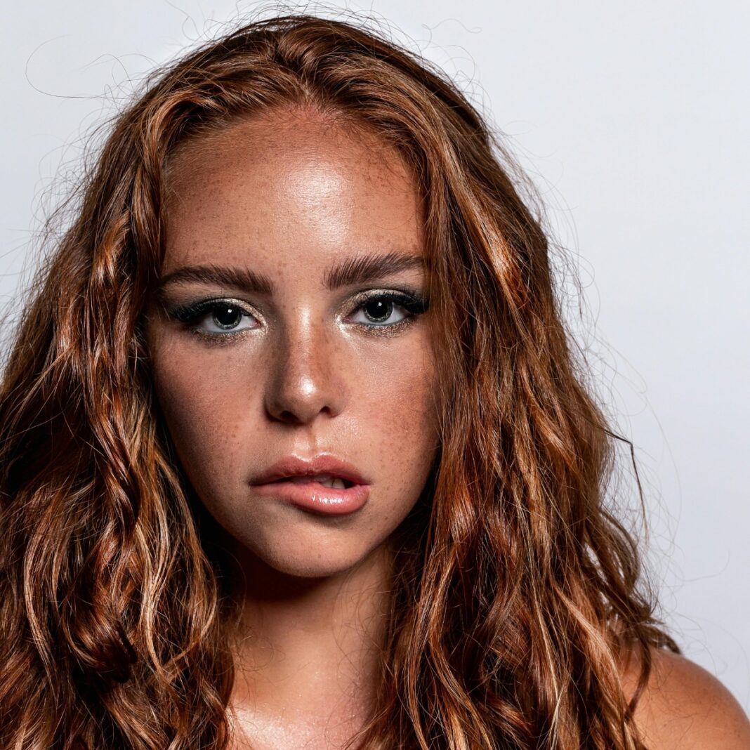 Feathered Natural Brows : Η Τάση που Αναδεικνύει τη Φυσική Ομορφιά