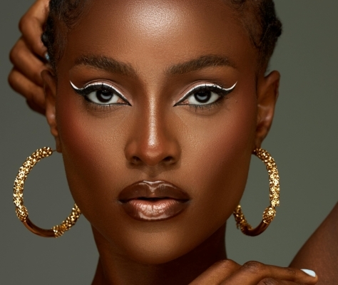 Πώς να ενσωματώσετε το graphic eyeliner στην καθημερινότητα