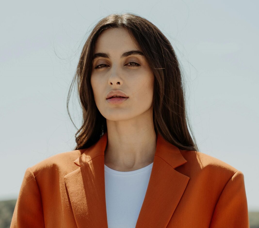 Soft Smokey Eyes: Η Τέχνη του Διακριτικού και Κομψού Βλέμματος