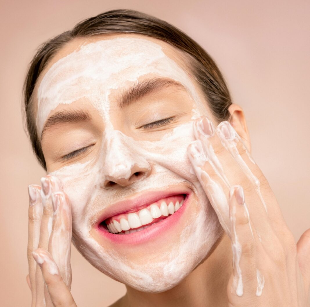 Minimal Skincare: Η Απλότητα που Αλλάζει την Επιδερμίδα